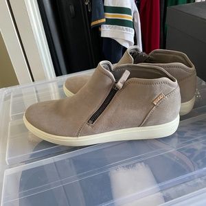 ECCO zip tennis shoe